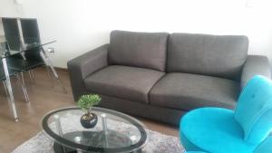 un salon avec un canapé, une table et des chaises dans l'établissement Departamento en Pucon, à Pucón