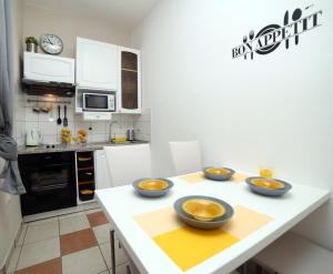 a kitchen with four bowls on a kitchen counter at SubCastrum Apartments in Pula