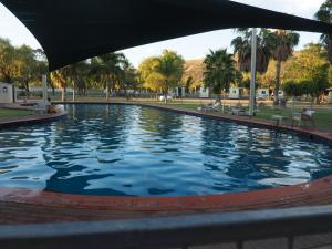 Piscina de la sau aproape de Heritage Caravan Park