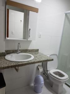 y baño con lavabo y aseo. en Apartamento de 3 Quartos Praia Grande, en Arraial do Cabo