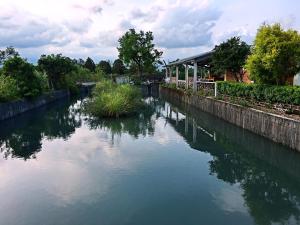 Un río con un edificio en medio de él en Yesday B&B, en Dongshan