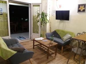 uma sala de estar com dois sofás e uma mesa em La Case Floria em Saint-André