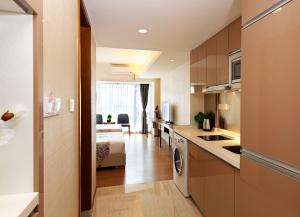 Kuchyň nebo kuchyňský kout v ubytování Yuwa Serviced Residence