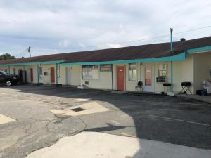 Un estacionamiento vacío frente a un edificio en Budget Inn, en Donalsonville 5 fotos más