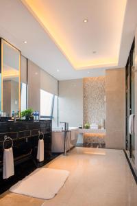 a large bathroom with a tub and a sink at Wanda Realm Guangzhou Zengcheng in Zengcheng