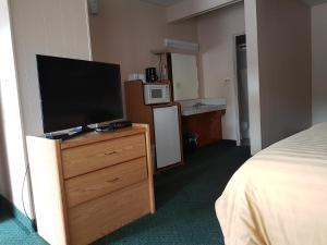 TV a/nebo společenská místnost v ubytování Townhouse Motel