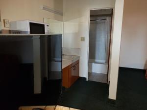 Kuchyň nebo kuchyňský kout v ubytování Townhouse Motel