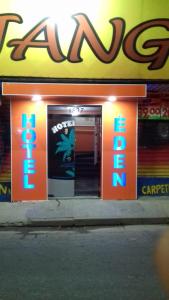 Hotel Eden في مويا: يوجد متجر به لافتة نيون مكتوب عليها مفتوح