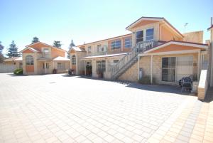 a brick driveway in front of a house at Yot Spot Apartments in Esperance