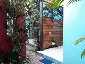 ein Holzzaun in einem Garten mit Pflanzen in der Unterkunft Atlântico in Maresias