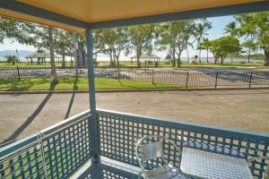 BIG4 Tasman Holiday Parks - Rowes Bay的阳台或露台