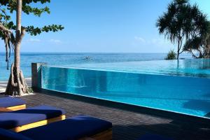 a swimming pool with the ocean in the background at Katamaran Hotel & Resort in Senggigi 