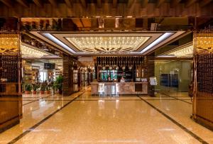 烏蘭巴托的住宿－烏蘭巴托格蘭德希爾酒店，大楼的大堂,里面设有酒吧