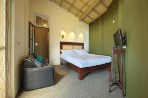 a bedroom with a bed and a television in it at Villa Verde Ella in Ella