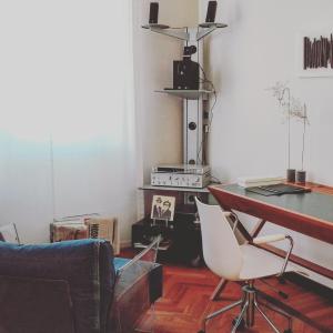 サン・ベネデット・デル・トロントにあるLargo Fileni 7のリビングルーム(テーブル、椅子、コンロ付)