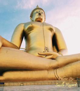 a large golden statue of a buddha at Smile Resort in Ban Phai Cham Sin