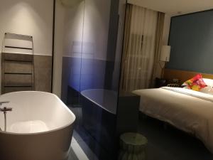 Rúm í herbergi á Huizhou Xilin West Lake Boutique Hotel