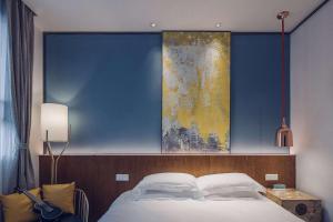 Rúm í herbergi á Huizhou Xilin West Lake Boutique Hotel