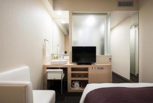 Nagasaki Bus Terminal Hotel的电视和/或娱乐中心