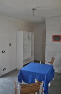 une salle à manger avec une table bleue et des chaises dans l'établissement Vacanze in Puglia, à San Pietro in Bevagna