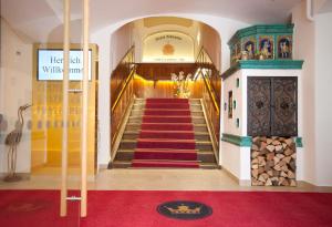 una escalera en un edificio con alfombra roja en Stadthotel zur goldenen Krone, en Weiz