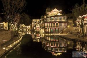 un gran edificio iluminado por la noche en Jumanyuan House en Miyun