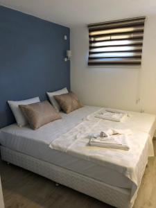 A bed or beds in a room at Ersin Konak