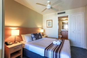una camera da letto con un letto con due animali di peluche sopra di Beachfront Mooloolaba Apartment- 7th Floor in the Landmark Resort a Mooloolaba