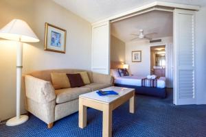 Area soggiorno di Beachfront Mooloolaba Apartment- 7th Floor in the Landmark Resort
