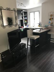 ブシー・サン ・ジョルジュにあるChambre d'Hôtes Proche de Disneyland et Pas Loin de Parisのキッチン(テレビ、デスク、椅子付) +14枚の写真