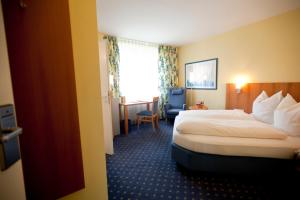 Giường trong phòng chung tại Hotel Möhringer Hof