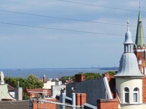 uma igreja com um campanário no topo de uma cidade em Wrzos em Sopot
