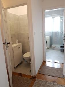uma casa de banho com um WC e um lavatório em Wrzos em Sopot