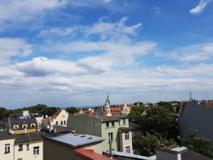 - une vue sur une ville avec des bâtiments et un ciel bleu dans l'établissement Wrzos, à Sopot