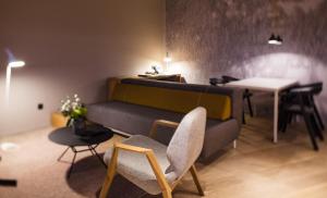 Posezení v ubytování One Suite Hotel