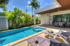una piscina en el patio trasero de una casa en West facing 3br Boutique Pool Villa by Intira Villas en Rawai Beach