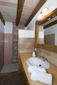 ein Bad mit einem Waschbecken und einer Dusche in der Unterkunft Agroturismo Sa Vall in Son Macia
