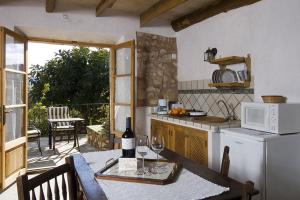 eine Küche mit einem Tisch und Weingläsern darauf in der Unterkunft Agroturismo Sa Vall in Son Macia