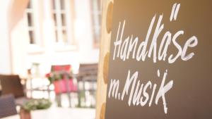 eine Tafel mit dem Wort Güte darauf geschrieben in der Unterkunft Hof Ehrenfels in Mainz