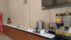 una cocina con una barra con un montón de máquinas en Hamsikoy Hotel, en Hamsikoy