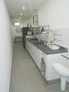 una cucina con un lavello e un piano di lavoro di Villa Eco-Chic a Carini Altre 97 foto