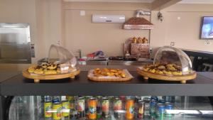 einer Theke mit drei Platten verschiedener Lebensmitteltypen in der Unterkunft Hamsikoy Hotel in Hamsikoy