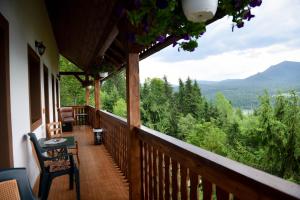 - un balcon offrant une vue sur les montagnes dans l'établissement Casa Edy, à Colibiţa