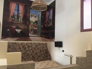 ナポリにあるRelax in Suiteの壁画のあるリビングルーム