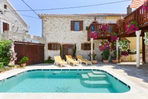 Bazén v ubytovaní Studios Villa Romantica alebo v jeho blízkosti