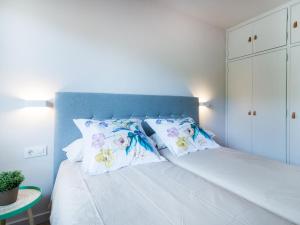 ベグールにあるCasa Dolce Riera II - Sea Viewの大きな白いベッドと枕のある寝室 +27枚の写真