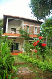 une maison avec un jardin en face dans l'établissement Villa Akasa, à Varkala