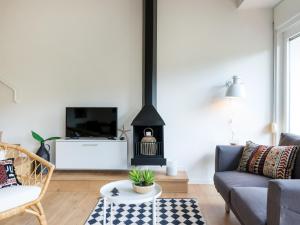 Televízia a/alebo spoločenská miestnosť v ubytovaní La vie en rouge SA RIERA duplex, private parking