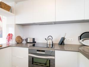 Kuchyňa alebo kuchynka v ubytovaní La vie en rouge SA RIERA duplex, private parking