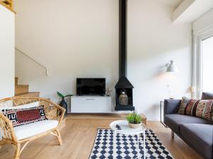 Televízia a/alebo spoločenská miestnosť v ubytovaní La vie en rouge SA RIERA duplex, private parking + 29 fotografií